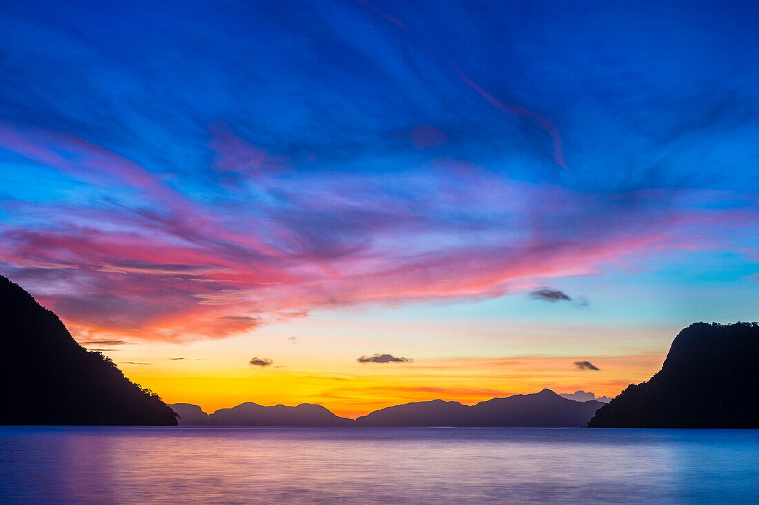 Colorful sunset over Bacuit Bay, El Nido, Palawan, Philippines