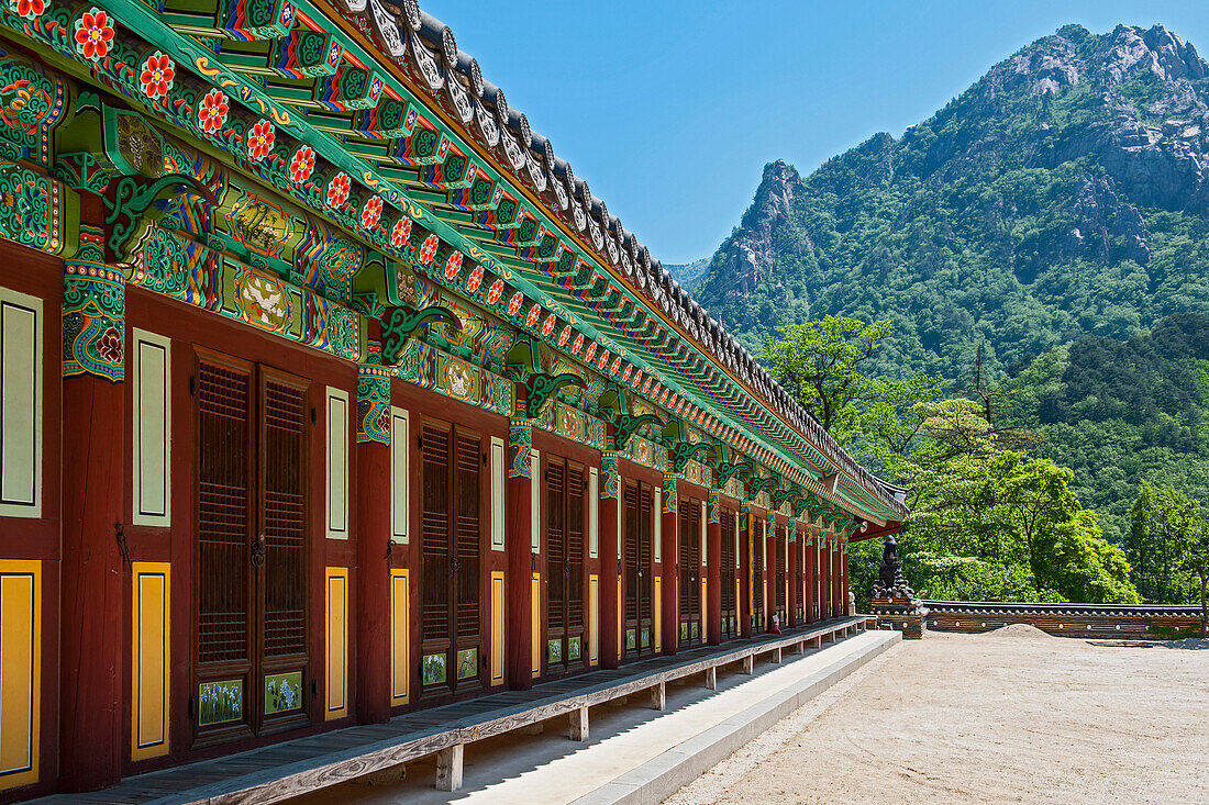 the temple Sinheungsa at Seoraksan national park