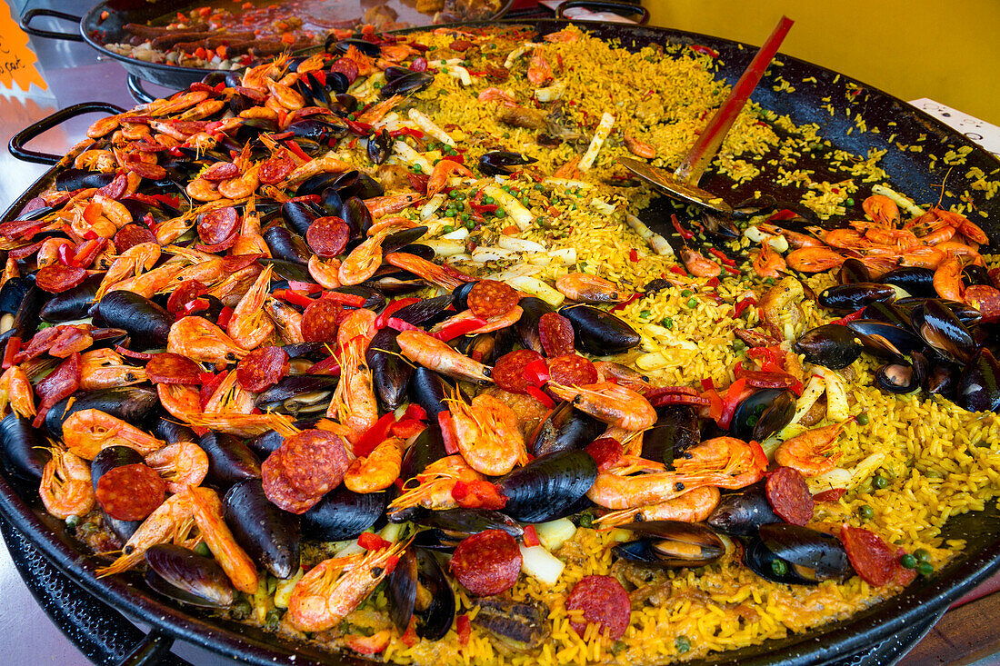 Große Paellapfanne mit Krebsen, Muscheln und Salami, Bretagne, Frankreich