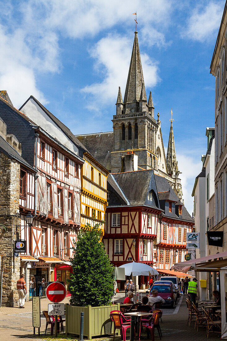 Cathedral and Frame houses, historic centre, Vannes, Département Morbihan, Bretagne, France, Europe