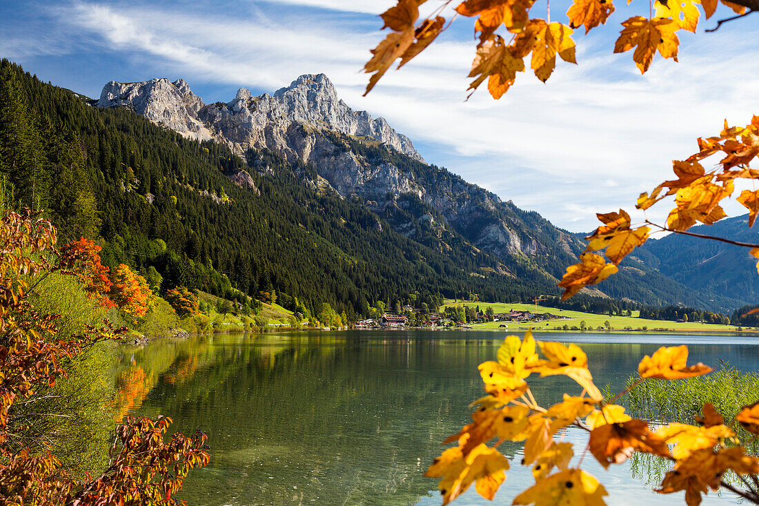 Haldensee im Herbst mit Ortschaft Haller, Rote Flüh und Gimpel, Tannheimer Tal, Allgäuer Alpen, Österreich