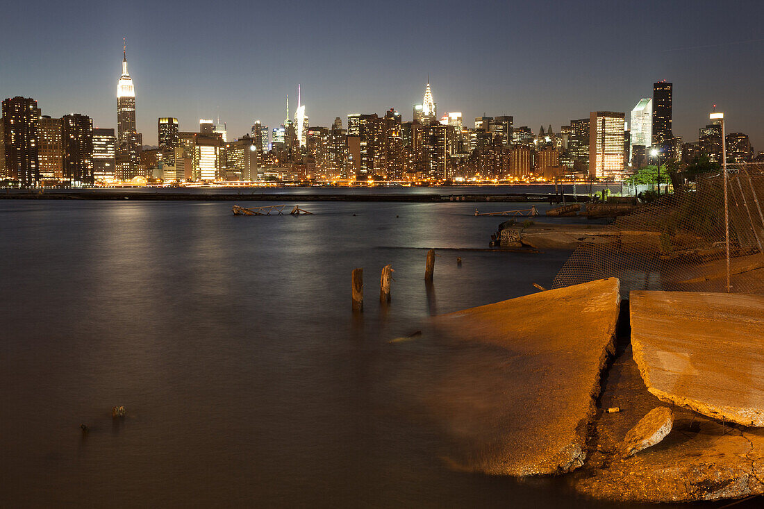 East River, Midtown, Empire State Building, Manhattan, New York, USA