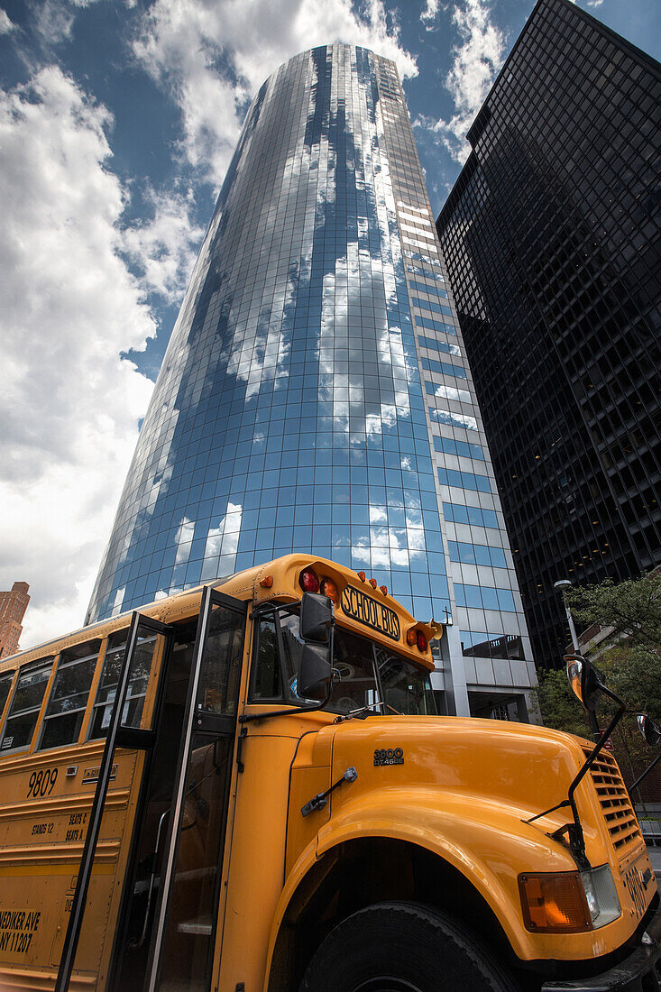 Battery Park Skyscraper, alter Schulbus, Downtown, Manhattan, New York, USA