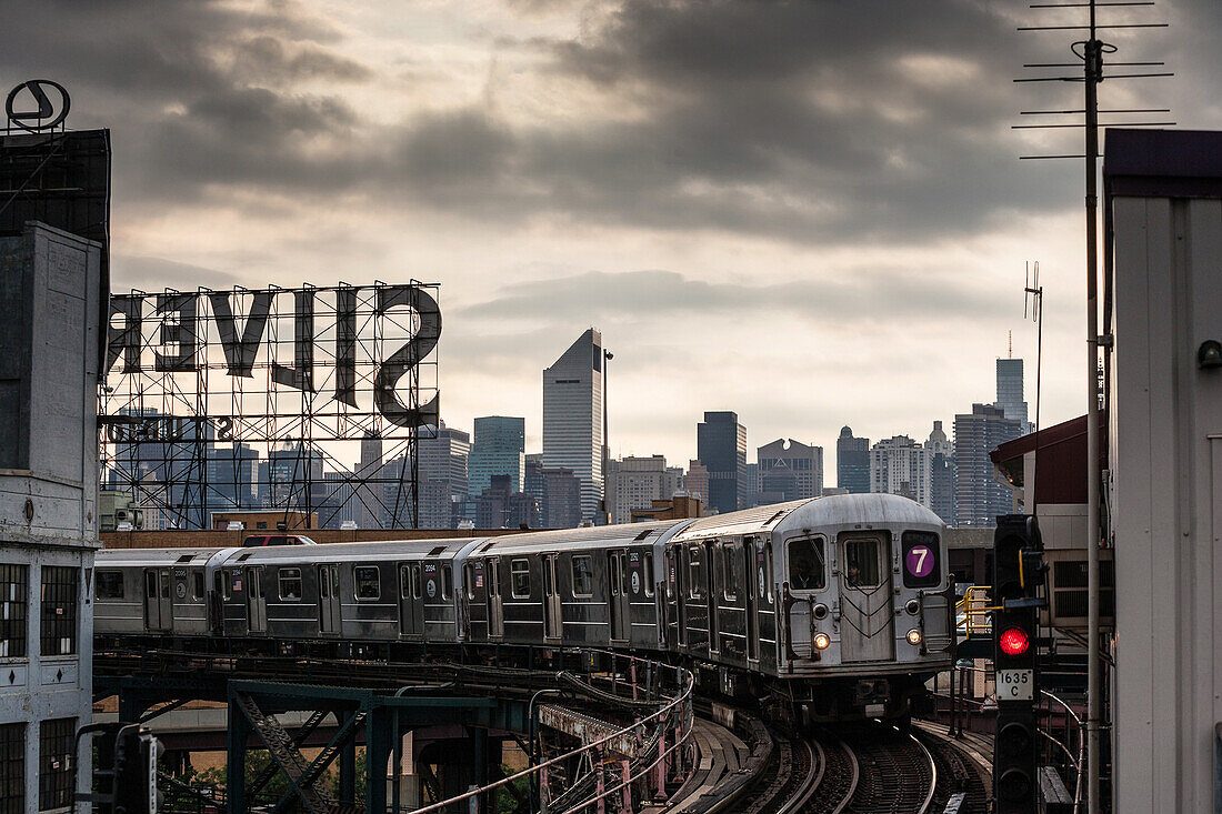 U-Bahn in Brooklyn, Blick nach Midtown, Manhattan, New York, USA