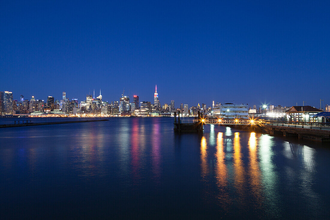 Hudson River, Midtown, Empire State Building, Manhattan, New York, USA