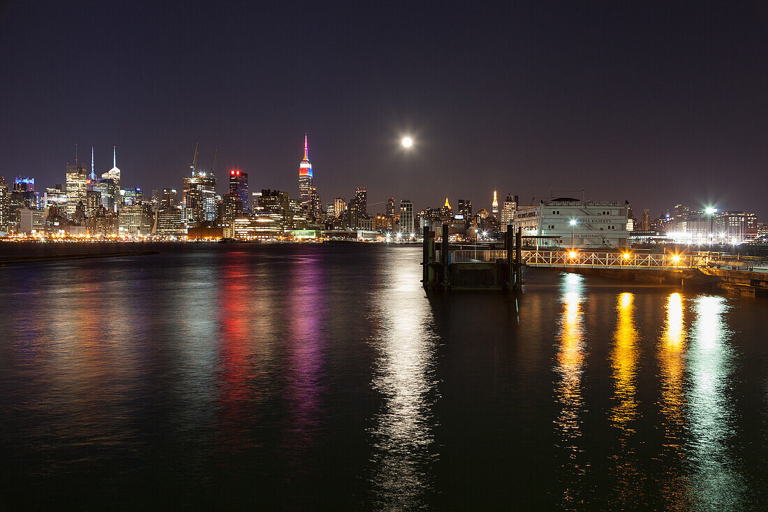 Hudson River, Midtown, Empire State Building, Manhattan, New York, USA