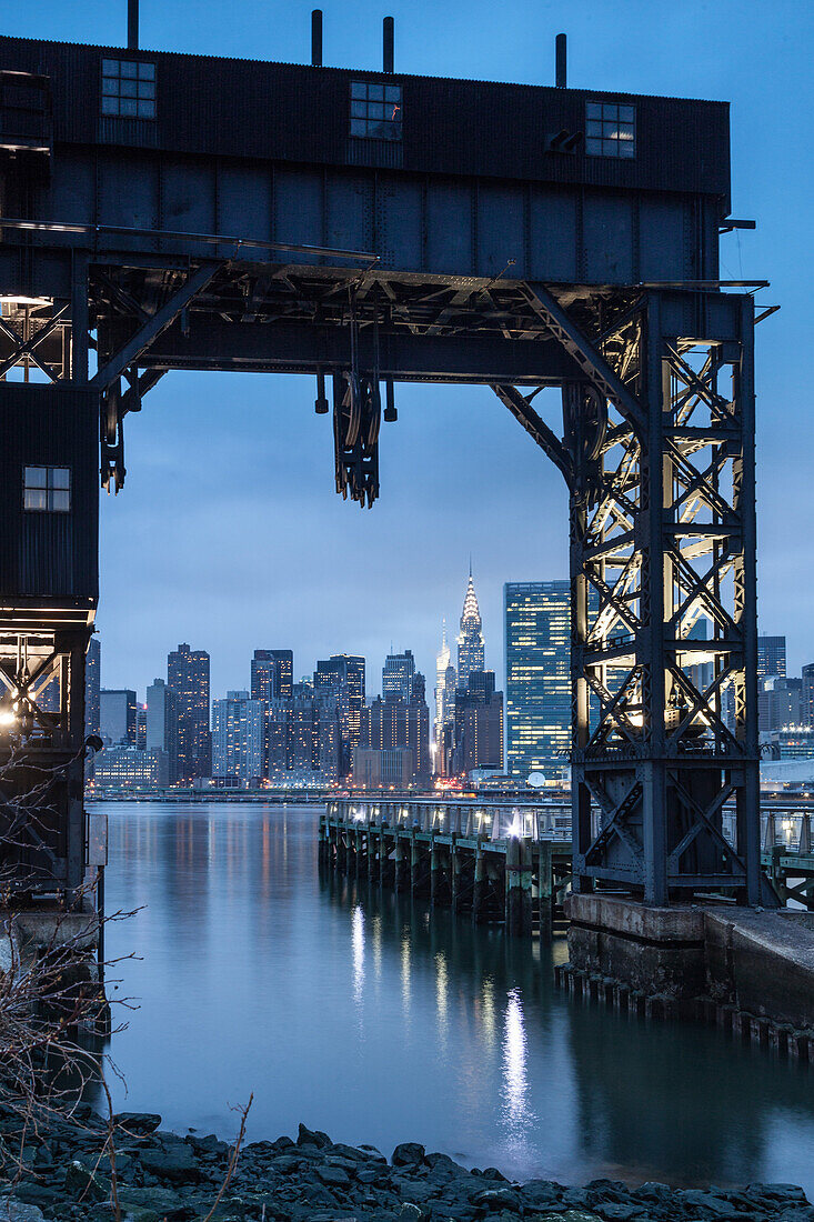 Hunters Point, East River, view to Midtown, Manhattan, New York, USA