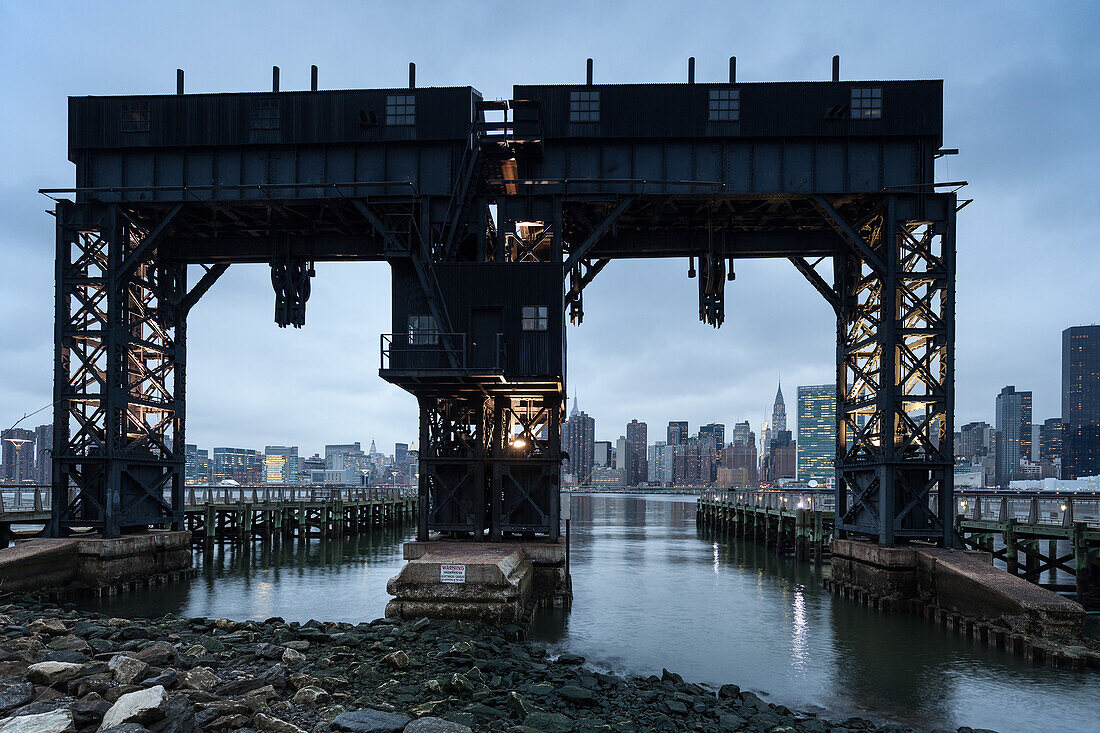 Hunters Point, East River, view to Midtown, Manhattan, New York, USA