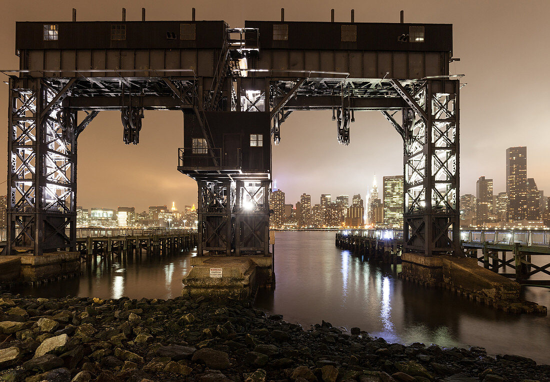 Hunters Point, East River, view to Midtown, Manhattan, New York, USA