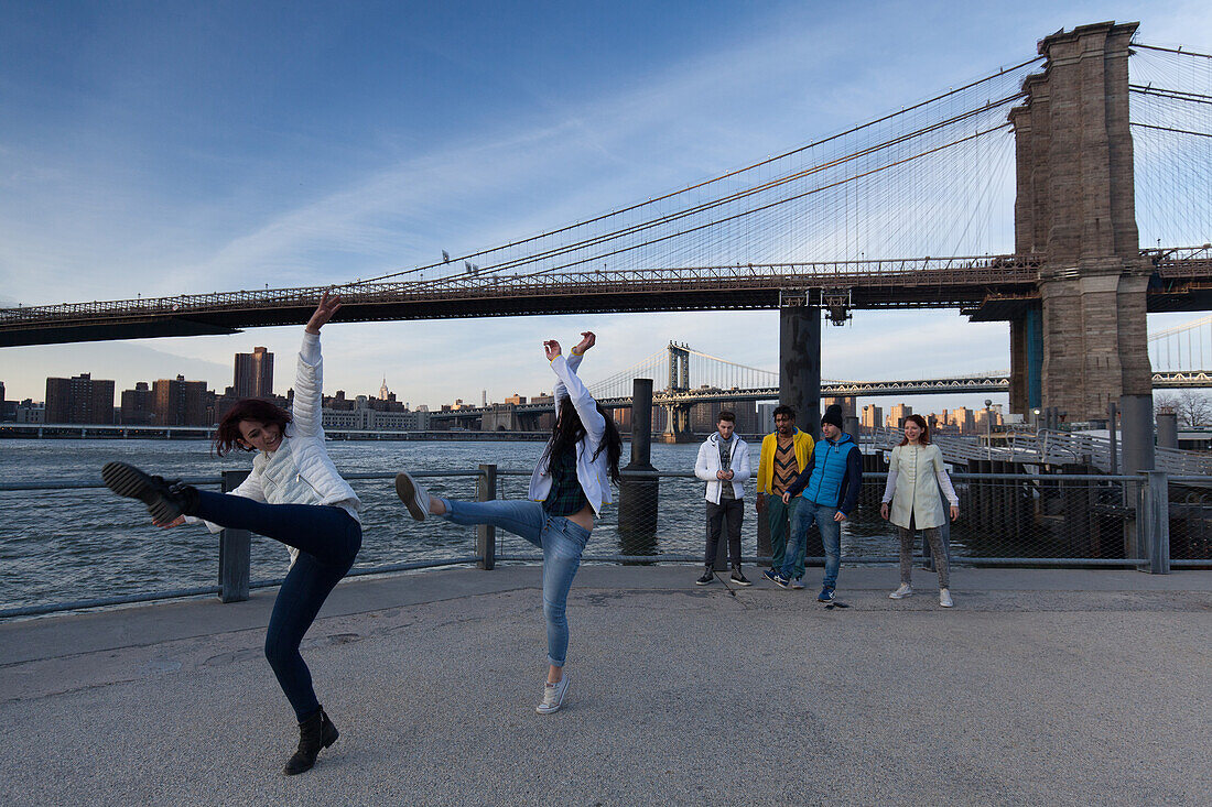 Tänzer unter der Brooklyn Bridge, Manhattan, New York, USA