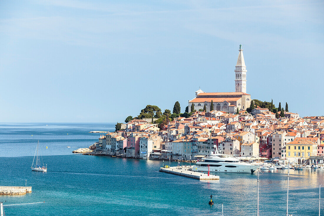 Hafen und Kirche Santa Eufemia in Rovinj, Istrien, Kroatien