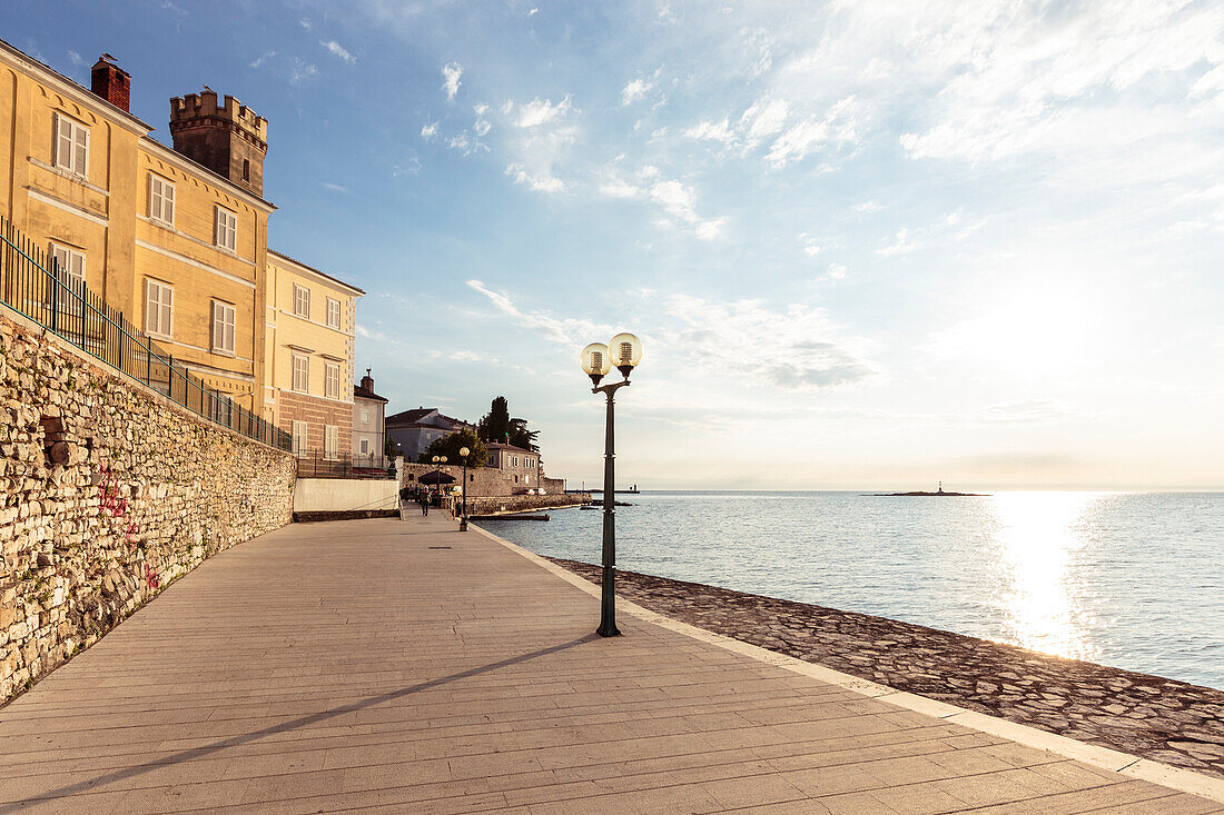 Abendstimmung an der Uferpromenade von Porec, Istrien, Kroatien