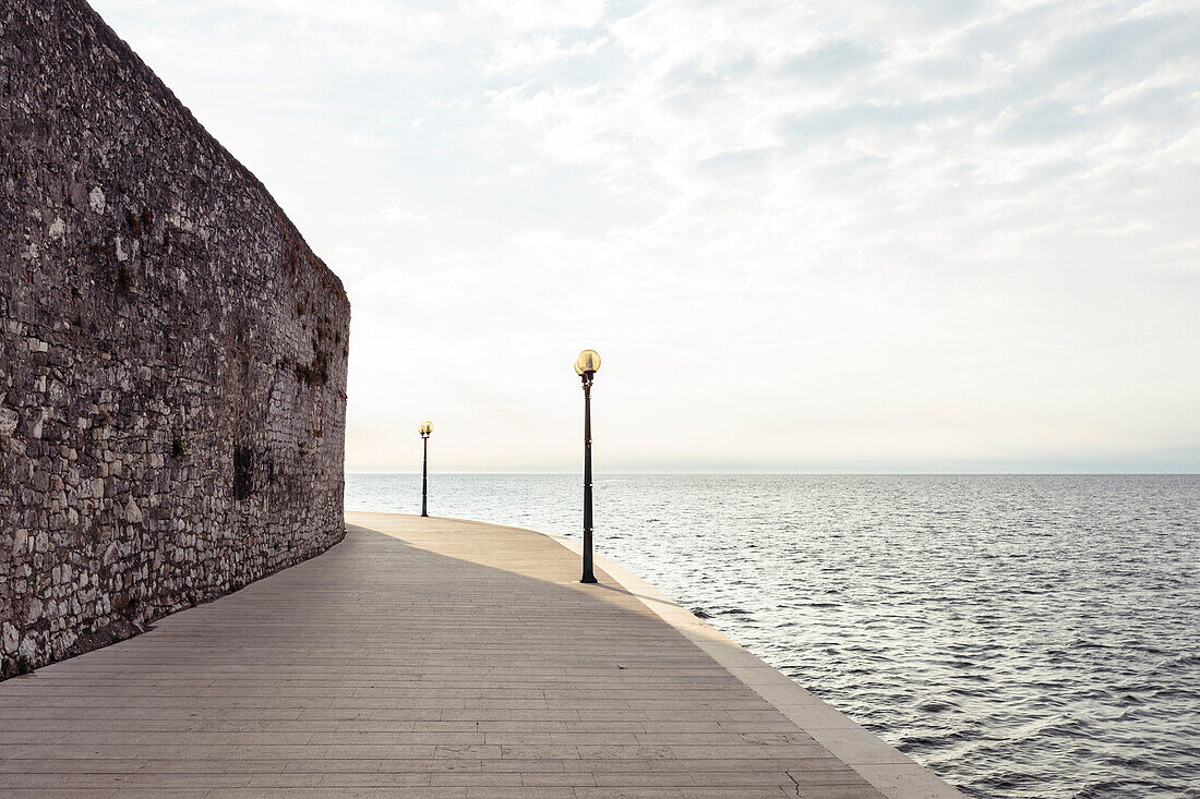 Historische Mauer an der Uferpromenade von Porec, Istrien, Kroatien