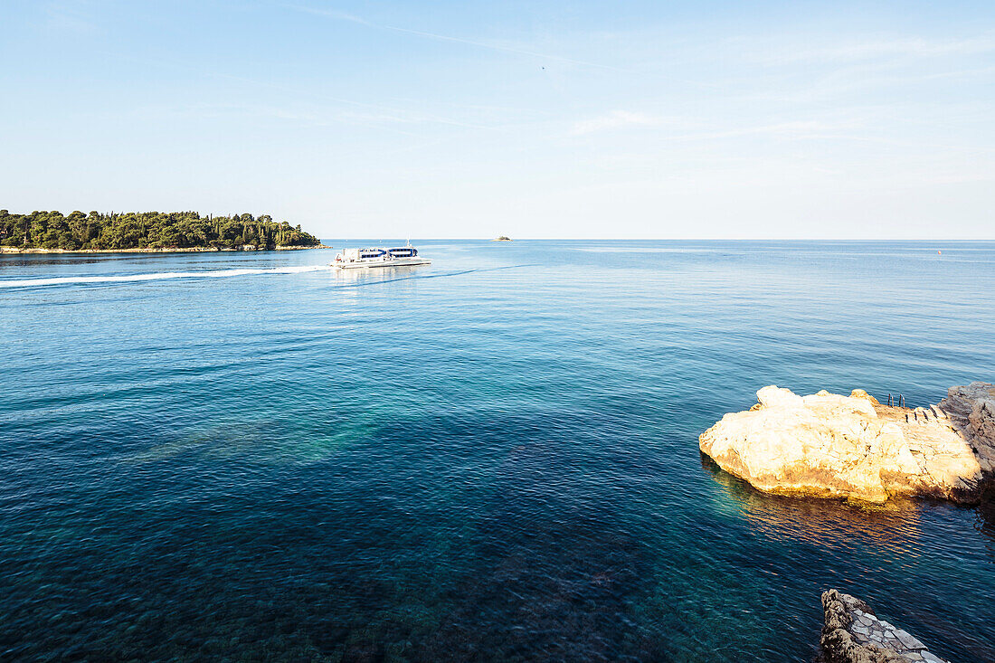 Schiff verlässt den Hafen von Rovinj, Istrien, Kroatien