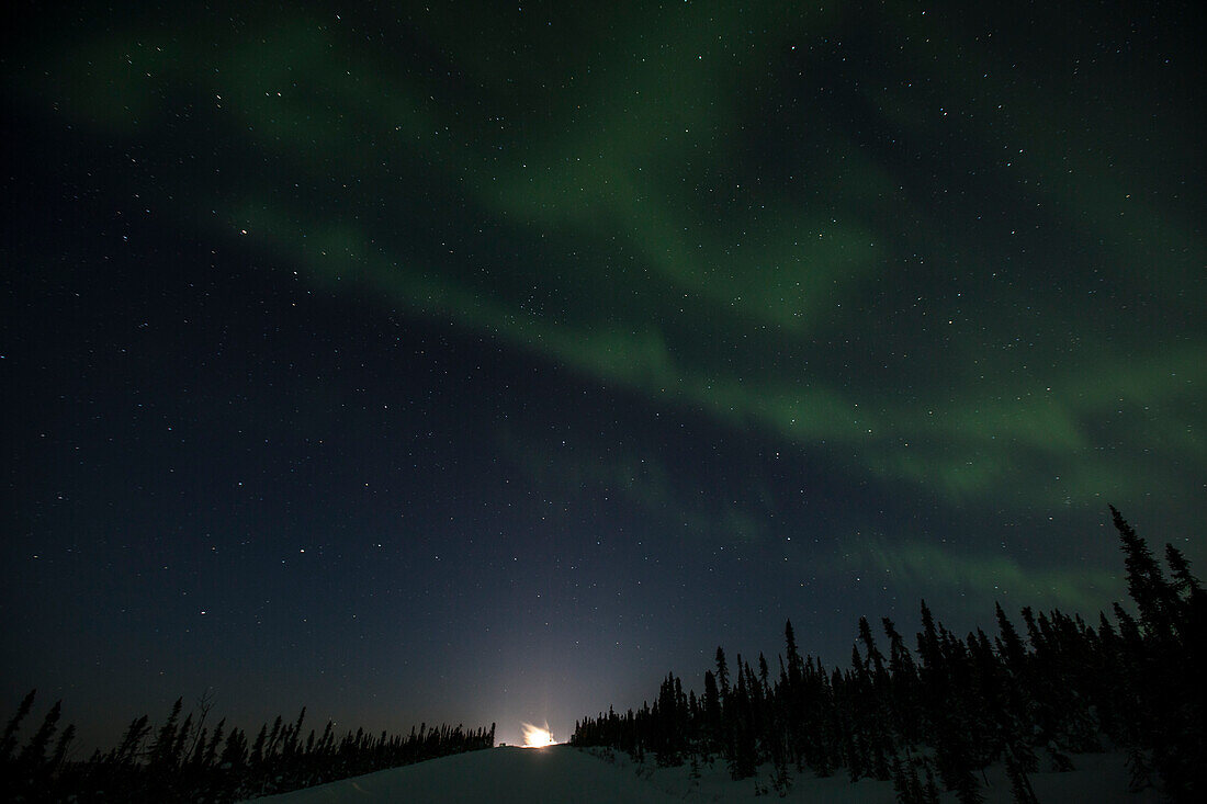 Polarlichter Aurora borealis an der Eagle Plains Lodge am Dempster Highway, Yukon, Yukon-Territorium, Kanada