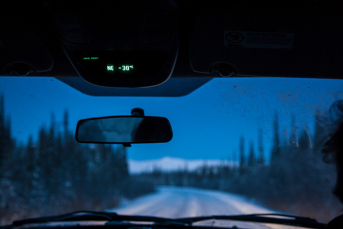 Kompass und Temperaturanzeige -38 Grad Celsius im Auto über der Windschutzscheibe, Dempster Highway, Yukon, Yukon-Territorium, Kanada