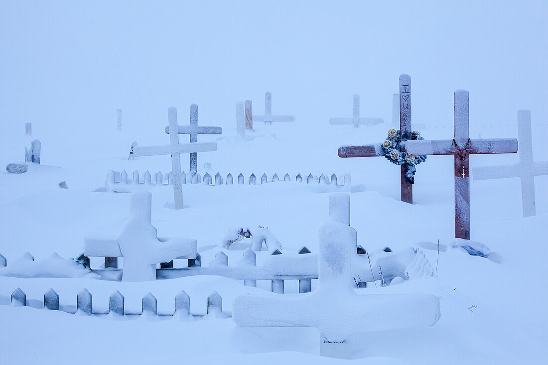 verschneiter Friedhof in Tuktoyaktuk, Inuvik Region, Northwest Territories, Kanada