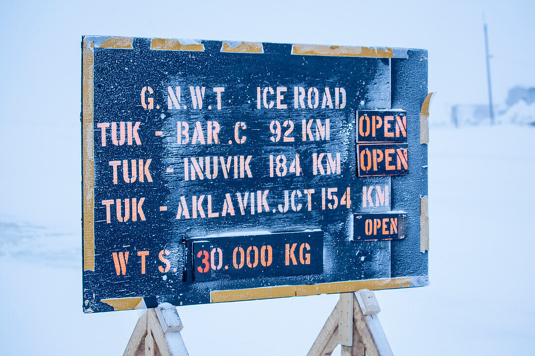 Hinweißschild für die Befahrbarkeit der Eisstraße in Tuktoyaktuk im Winter, Inuvik region, Northwest Territories, Kanada