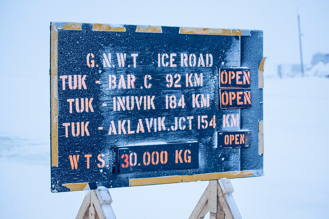 Sign for trafficability of the ice road at Tuktoyaktuk in wintertime, Inuvik region, Northwest Territories, Canada