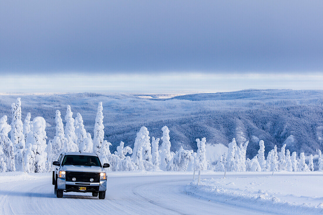 Pickup Truck auf dem Dalton Highway in schneebedeckter Landschaft am, Yukon-Koyukuk Census Area, Alaska, USA am Dalton Highway, Yukon-Koyukuk Census Area, Alaska, USA