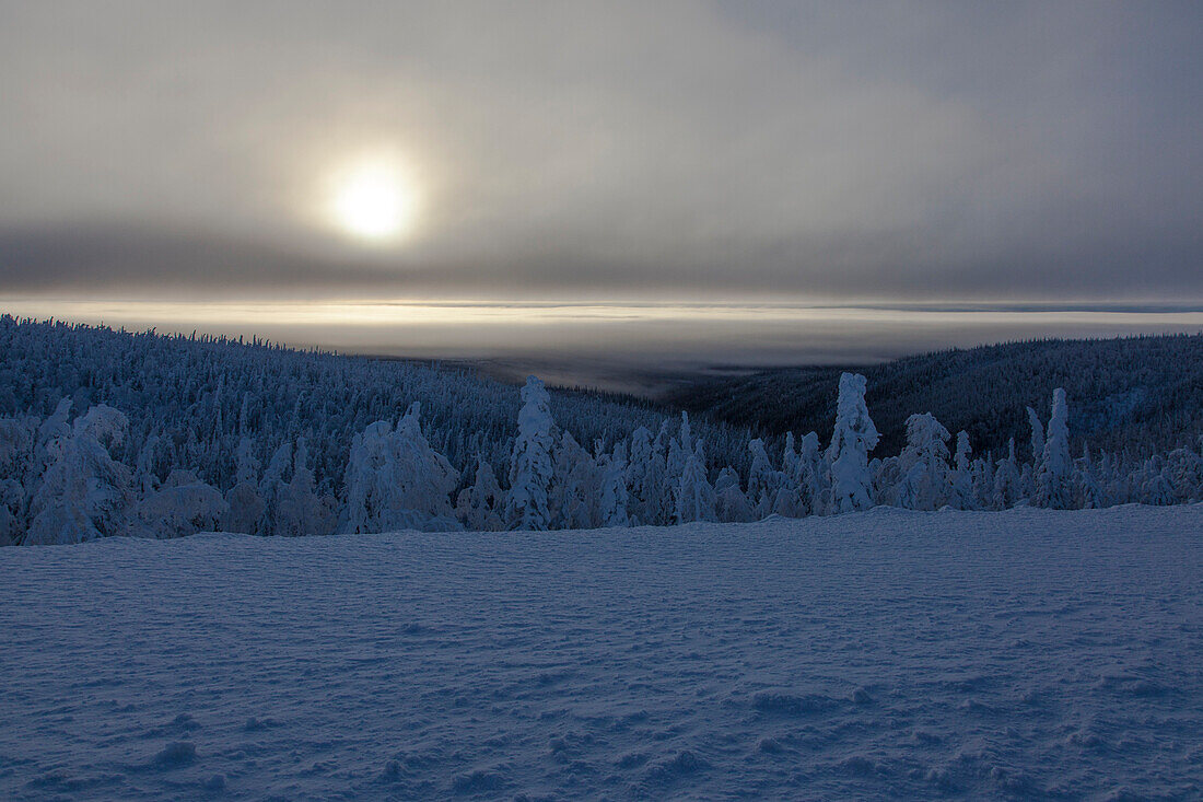 schneebedeckte Landschaft mit Morgennebel  und aufgehender Sonne am Dalton Highway, Yukon-Koyukuk Census Area, Alaska, USA