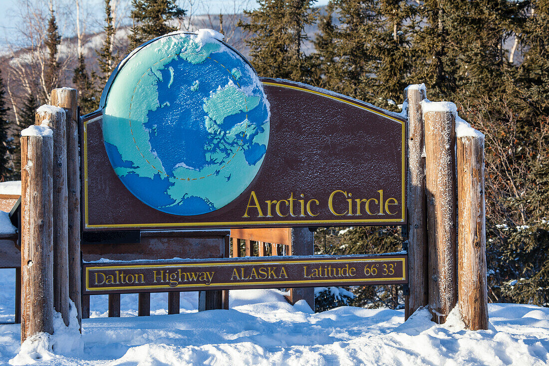 Arctic Circle Schild am Dalton Highway, Yukon-Koyukuk Census Area, Alaska, USA