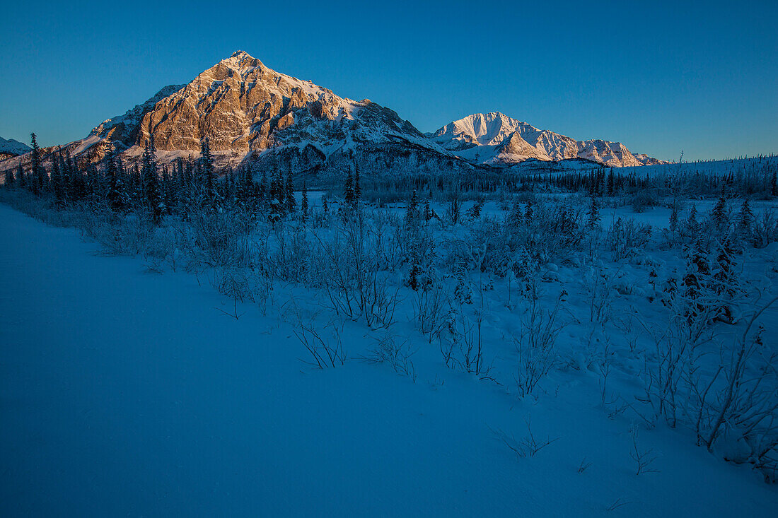 am Dalton Highway im Winter in der Brookskette, Yukon-Koyukuk Census Area, Alaska, USA