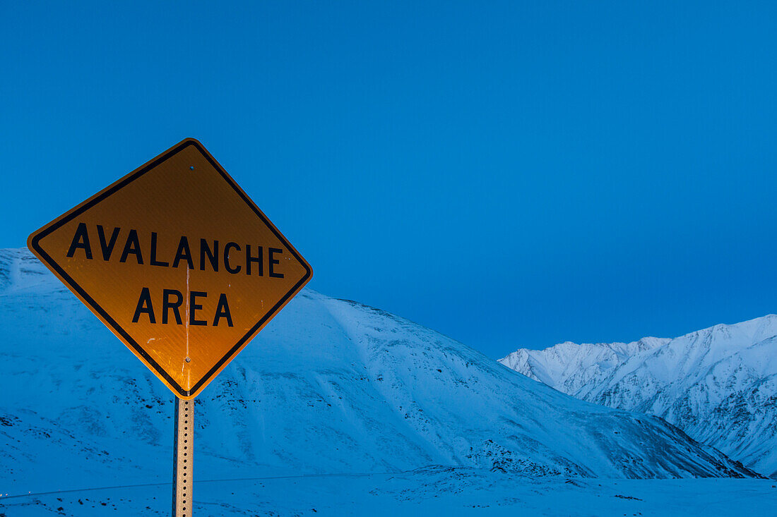 Straßenschild Lawinengebiet am Dalton Highway, North Slope Borough, Alaska, USA