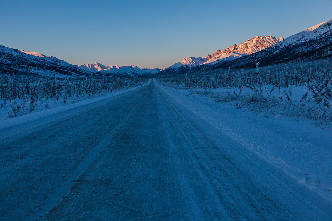 am Dalton Highway im Winter in der Brookskette, Yukon-Koyukuk Census Area, Alaska, USA