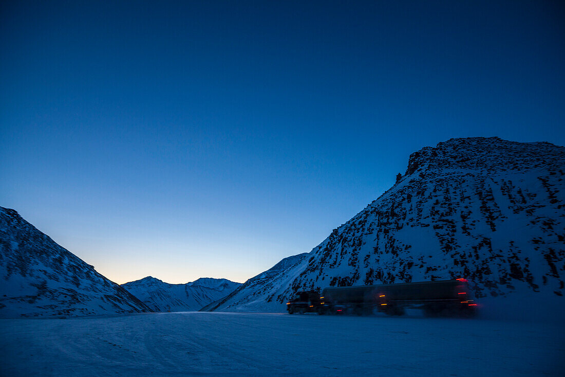 Lastwagen am Dalton Highway im Winter in der Brookskette, North Slope Borough, Alaska, USA
