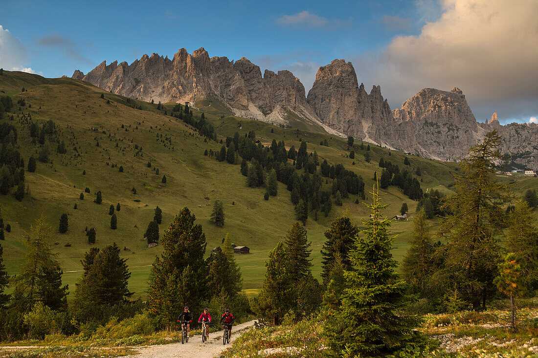 Mountainbiker im Sellagebiet dahinter Cirspitzen, Trentino-Südtirol, Italien