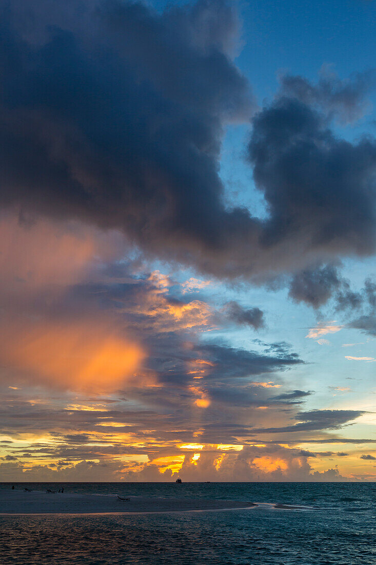 Sonnenuntergang, Meeru Island Resort, Meerufenfushi, Nord-Male-Atoll, Malediven