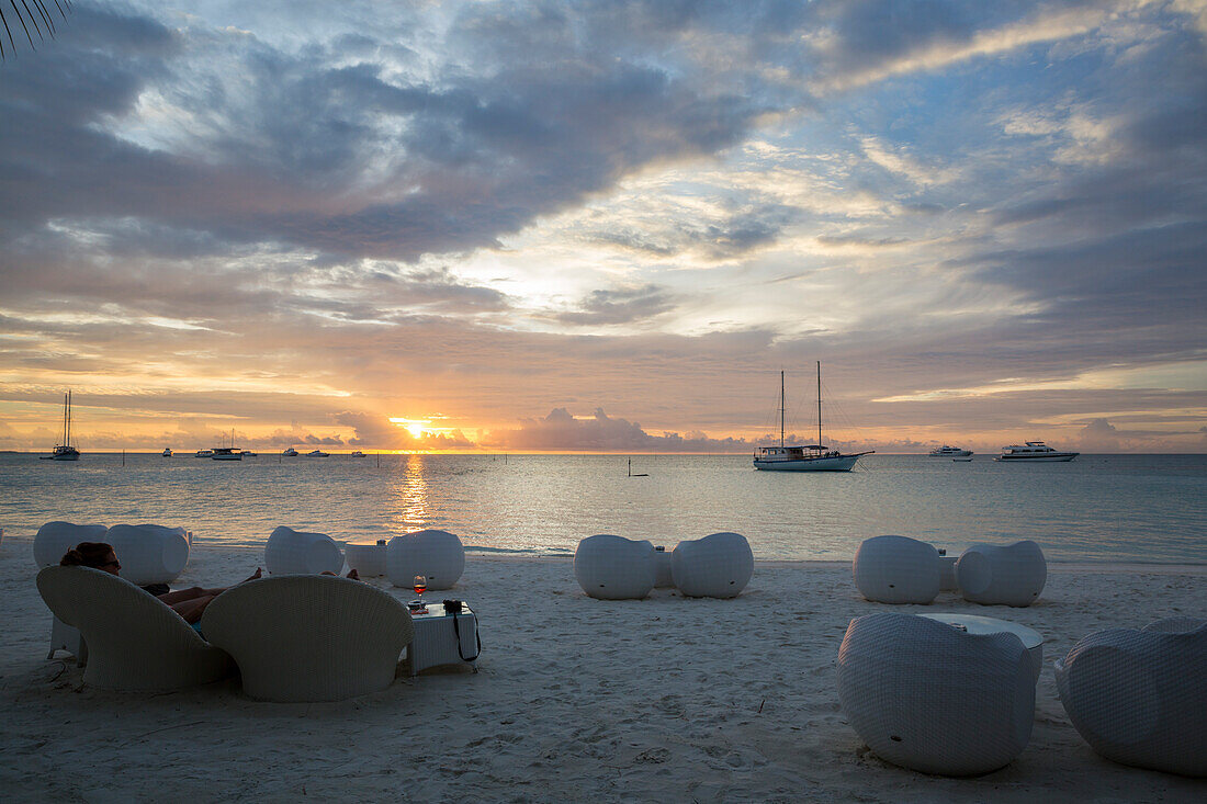Sonnenuntergang und Strandbar, Meeru Island Resort, Meerufenfushi, Nord-Male-Atoll, Malediven