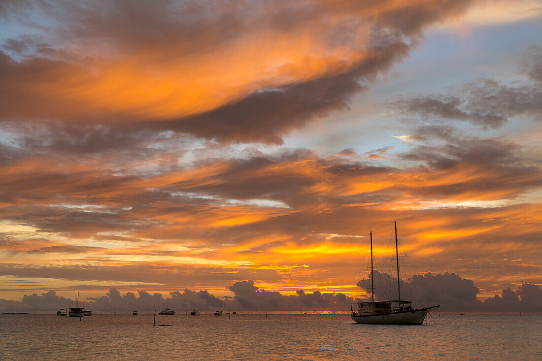 Sonnenuntergang und Segeboot, Meeru Island Resort, Meerufenfushi, Nord-Male-Atoll, Malediven