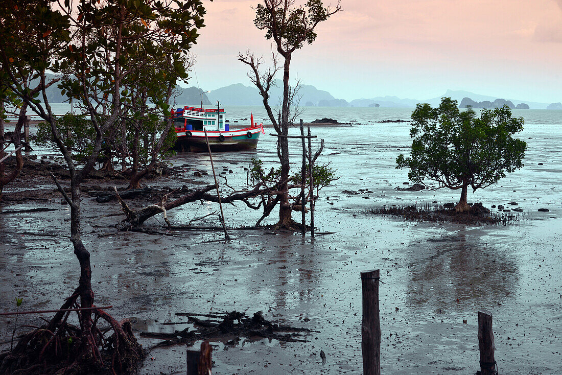 Fischerdorf bei Laem Sak bei Ao Luk in der Phang Nga Bucht, Südthailand, Thailand, Asien