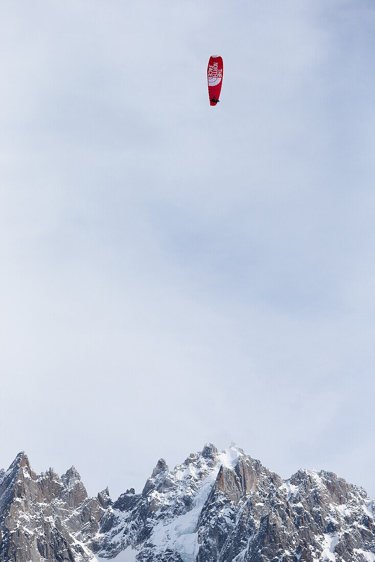 Gleitschirmflieger am Le Brevent, Argentiere, Frankreich