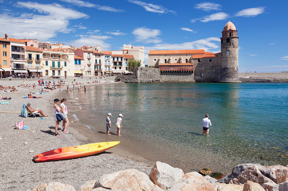 Old town an beach, fortress church Notre Dame des Anges, Collioure, Pyrenees-Orientales, Languedoc-Roussillon, France, Mediterranean, Europe