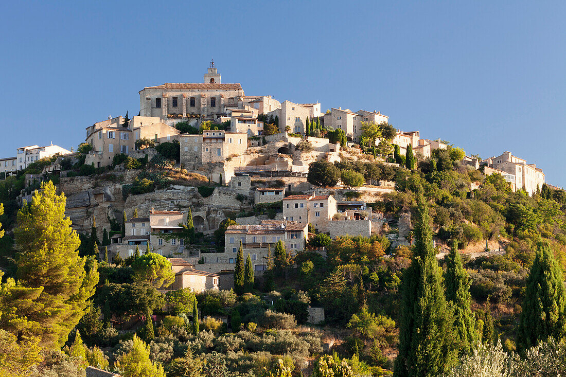 Hilltop village of Gordes, Provence, Provence-Alpes-Cote d'Azur, Southern France, France, Europe