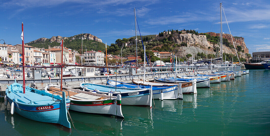 Fishing boats in the harbour, castle in the background, Cassis, Provence, Provence-Alpes-Cote d'Azur, Southern France, France, Mediterranean, Europe
