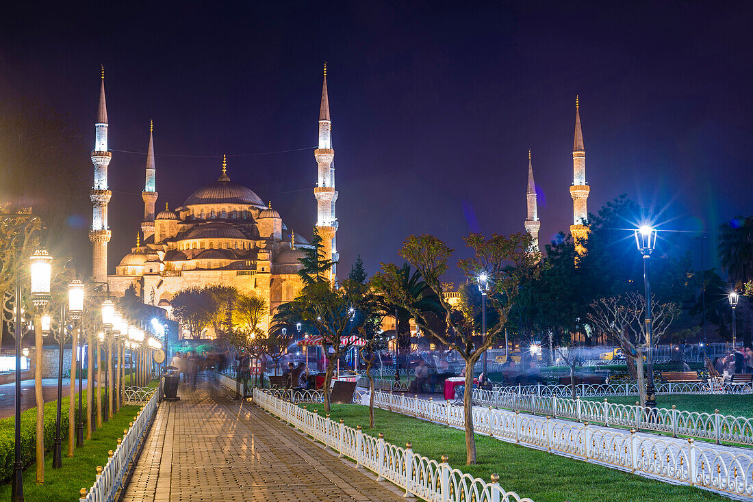 Blue Mosque Sultan Ahmed Mosque, UNESCO World Heritage Site, in Sultanahmet Square Park and Gardens at night, Istanbul, Turkey, Europe
