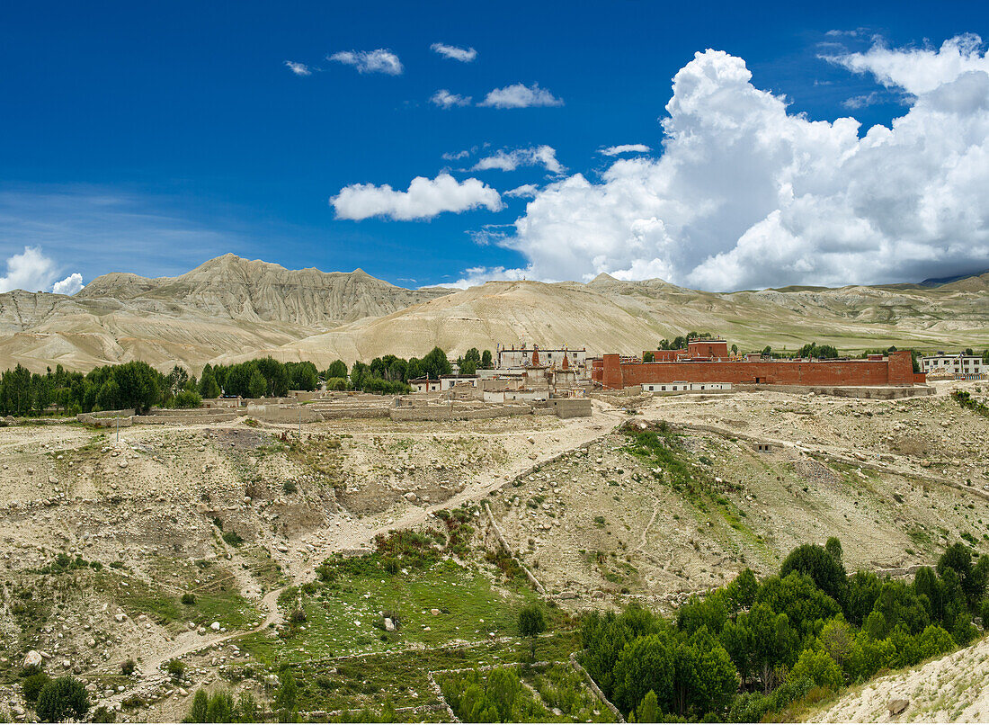 Koenigspalast und Kloster, Gompa von Lo Manthang (3840 m), ehemalige Hauptstadt des Koenigreichs Mustang und Wohnsitz des Koenigs Raja Jigme Dorje Palbar Bista.  am Kali Gandaki Tal, dem tiefsten Tal der Welt, fruchtbare Felder gibt es in der Hochwueste n