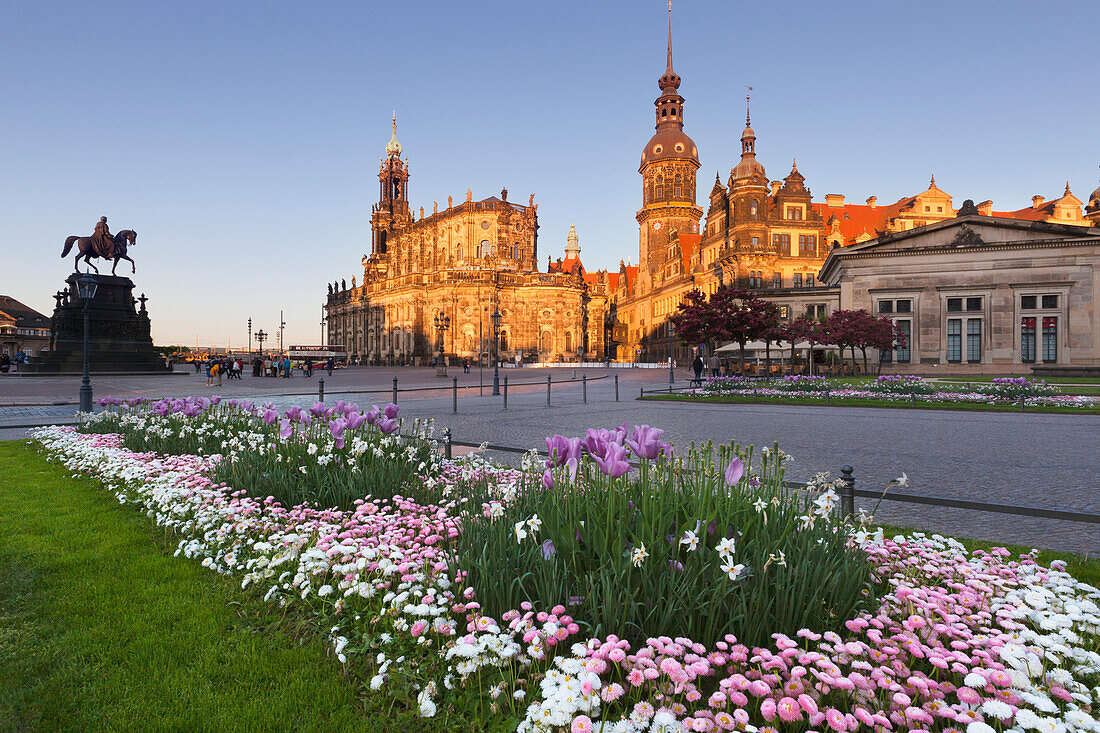 Blick vom Theaterplatz mit dem Reiterstandbild König Johann von Sachsen auf Hofkirche und Residenzschloss, Dresden, Sachsen, Deutschland