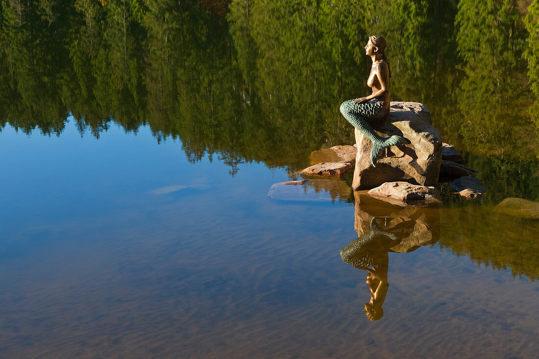 Skulptur Nixe im Mummelsee, Schwarzwald, Baden-Wuerttemberg, Deutschland