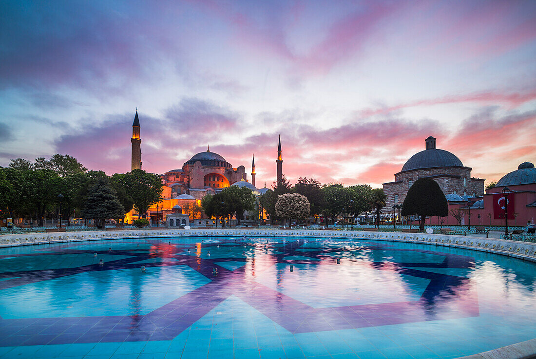 Hagia Sophia Aya Sofya Santa Sofia, UNESCO World Heritage Site, at sunset, Sultanahmet Square Park, Istanbul, Turkey, Europe