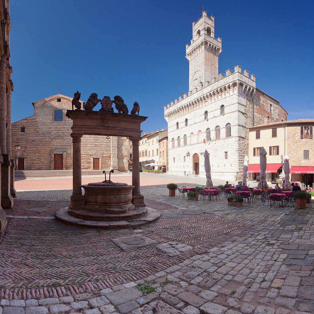Piazza Grande Square and Palazzo Contuzzi, street cafe, Montepulciano, Siena Province, Tuscany, Italy, Europe