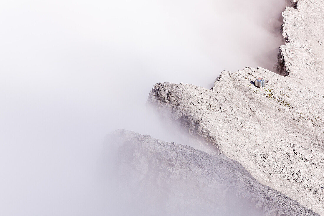 Biwakhütte im Nebel an der Lalidererspitze, Wolkenmeer, Hinterriss, Ahornboden, Karwendel, Bayern, Deutschland