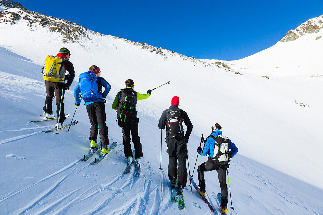 Bergführer mit Gruppe auf Skitour, Lawinenbeurteilung auf Skitour, Risikomanagement in der Gruppe, Heidelberger Scharte, Silvretta Gebiet, Tirol, Österreich