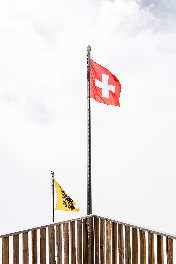 Schweizer Flagge weht im Wind, Finsteraarhornhütte, Fieschergletscher, Berner Oberland, Schweiz