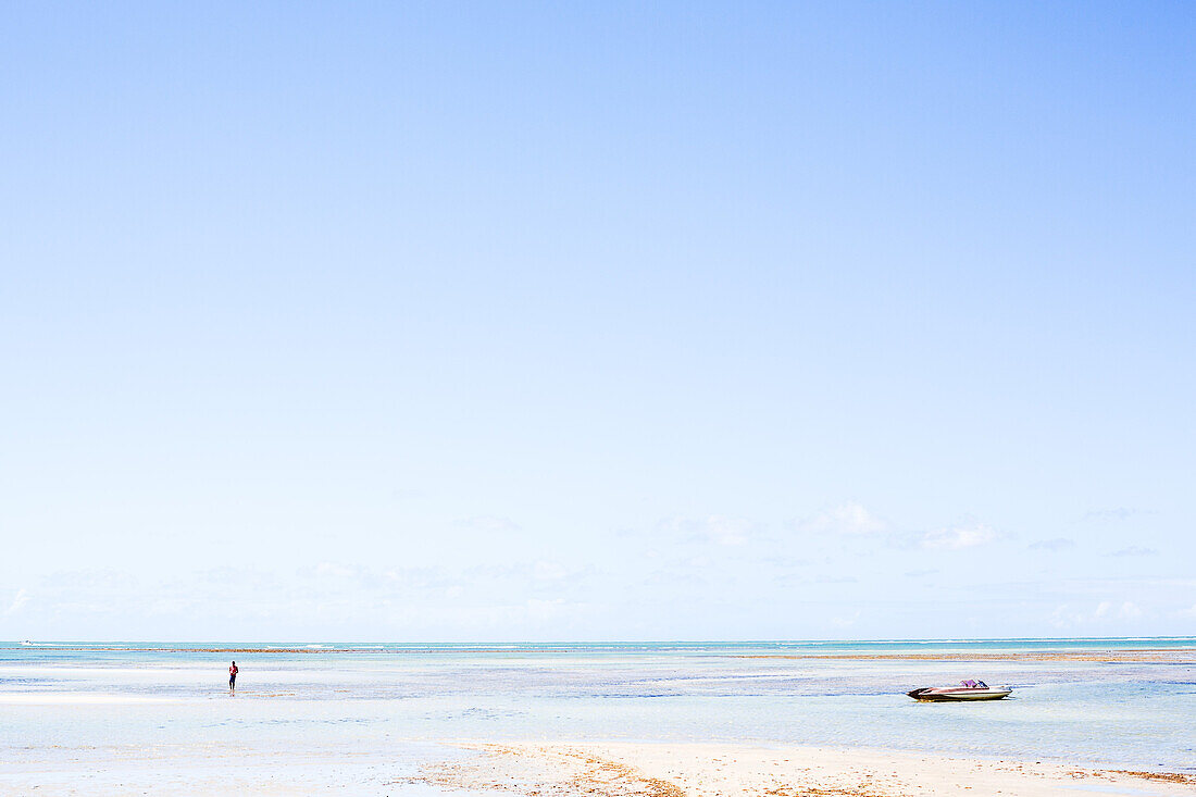 Mann parkt Boot in der Lagune, Atlantischer Ozean, Boipeba, Bahia, Brasilien