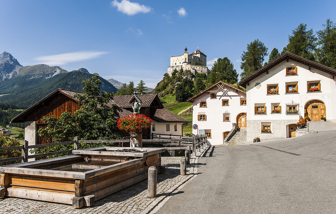 Schloss Tarasp und Dorf Tarasp, Gemeinde Scoul, Unterengadin, Graubünden, Schweiz